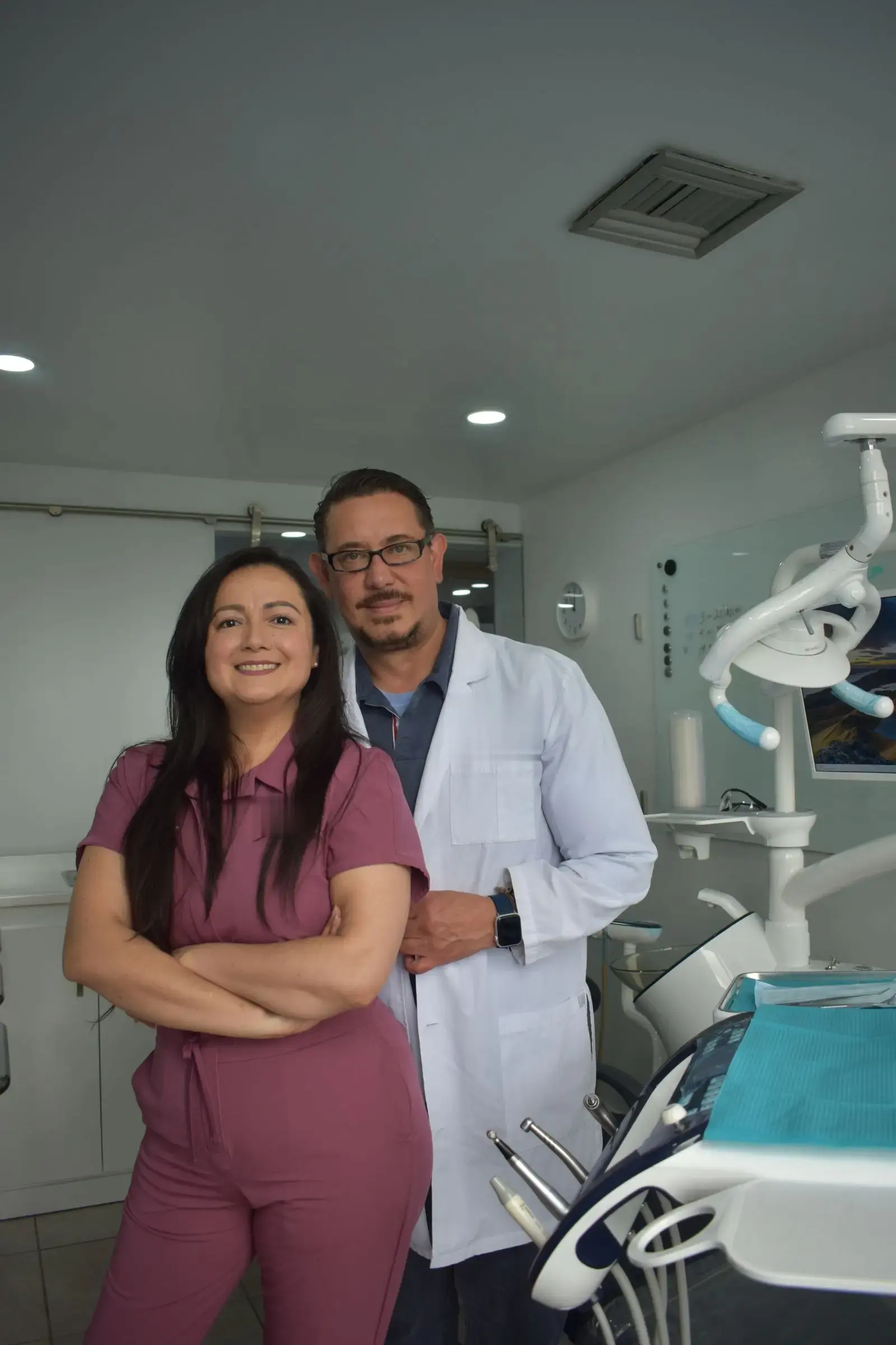 A dentista e o dentista da clínica no consultório